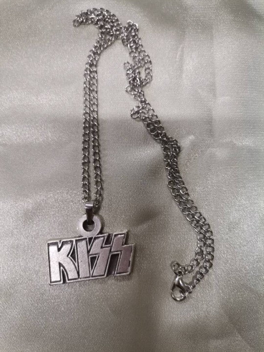Kiss Kolye